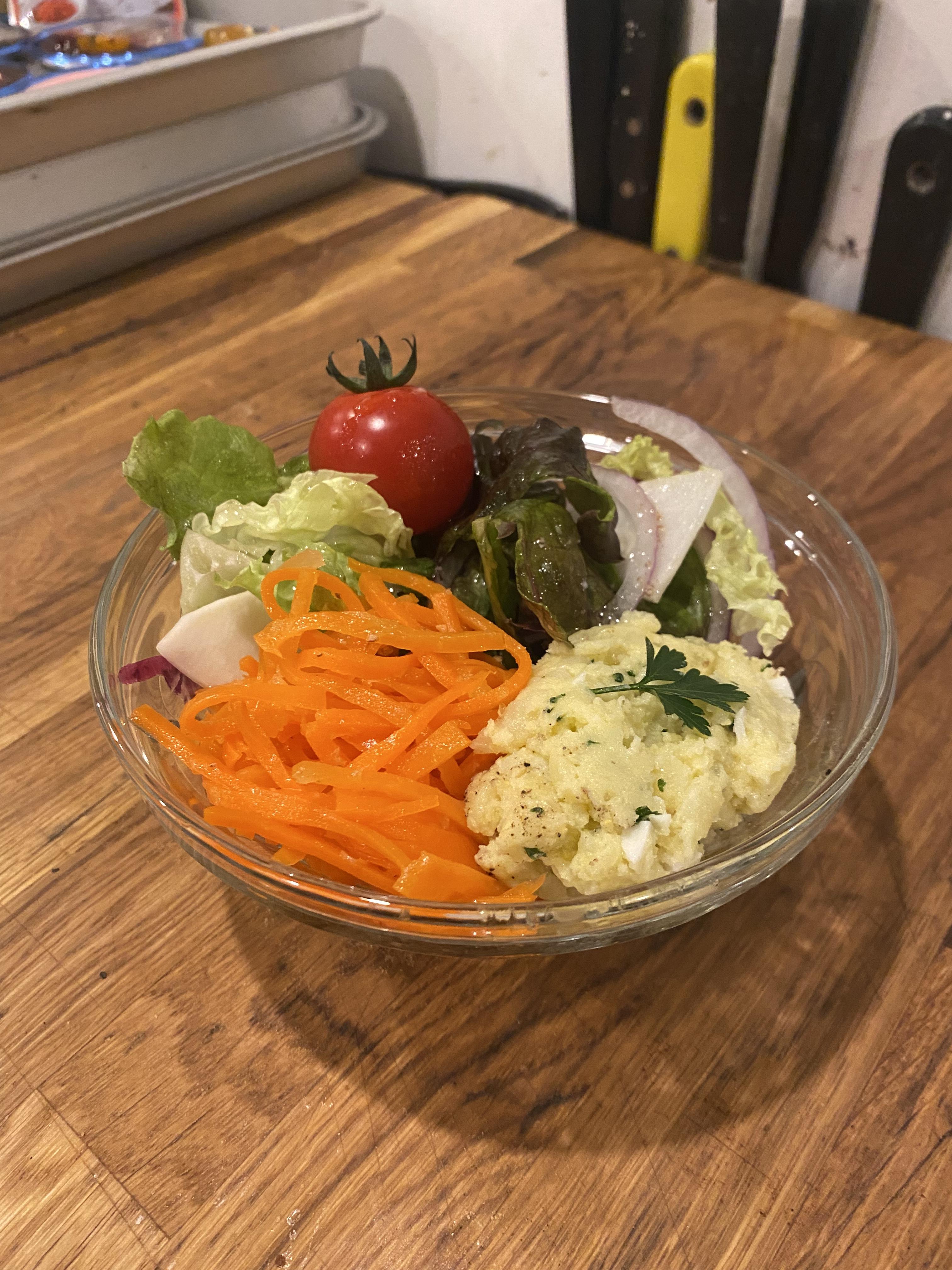 サラダ(キャロットラペ、ポテトサラダ etc) 各100g 324円(税込)